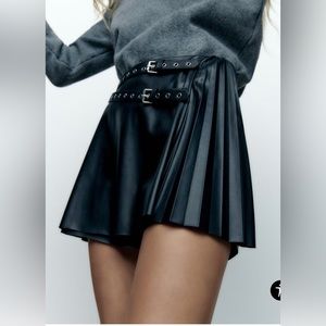 FAUX LEATHER PLEATED SKORT
